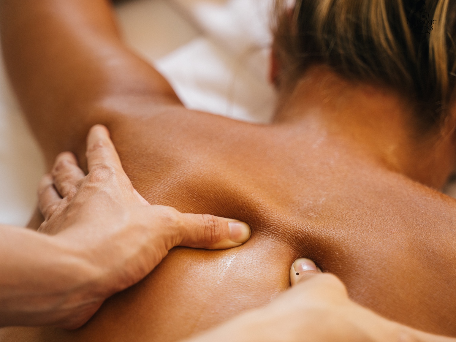 Focused massage of the upper back and shoulder